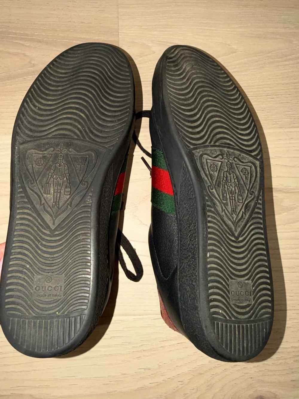 Gucci Black Leather Low-Top Sneakers with Red and Green Stripe